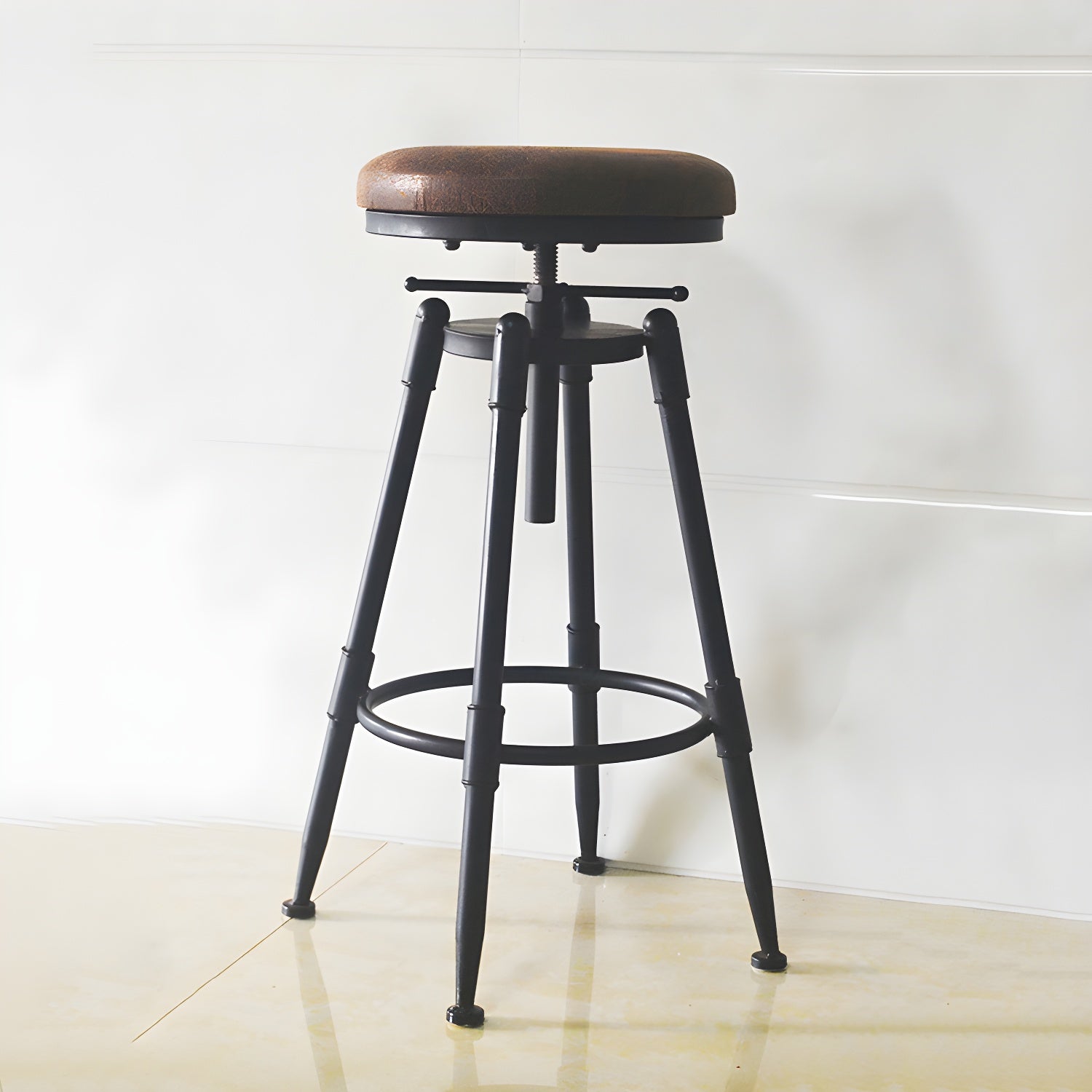 Tabourets de bar pivotants en métal et cuir de style industriel avec dossier