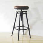 Tabourets de bar pivotants en métal et cuir de style industriel avec dossier