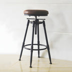 Tabourets de bar pivotants en métal et cuir de style industriel avec dossier