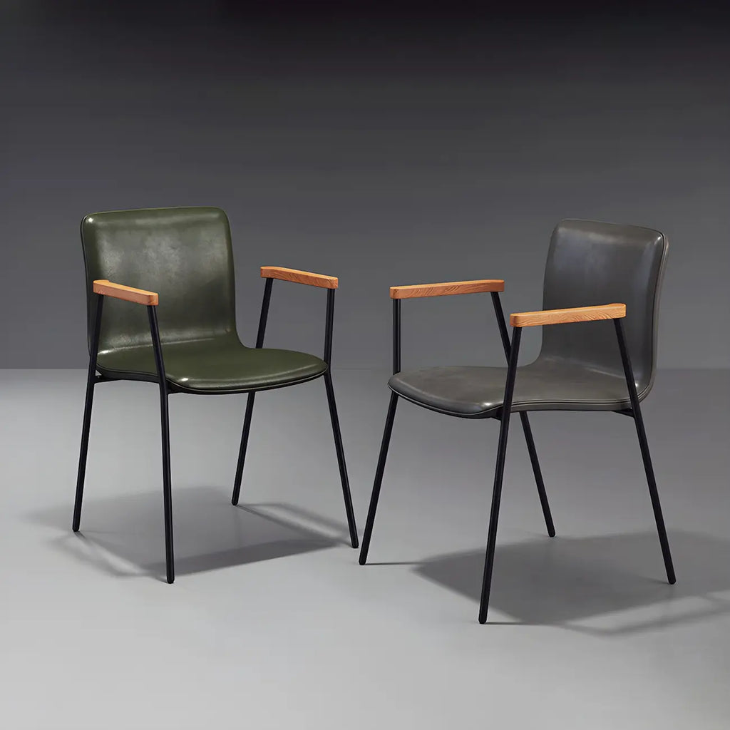 Chaise de salle à manger en cuir avec pieds en métal, accoudoirs et dossier.