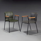 Chaise de salle à manger en cuir avec pieds en métal, accoudoirs et dossier.