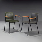 Chaise de salle à manger en cuir avec pieds en métal, accoudoirs et dossier.