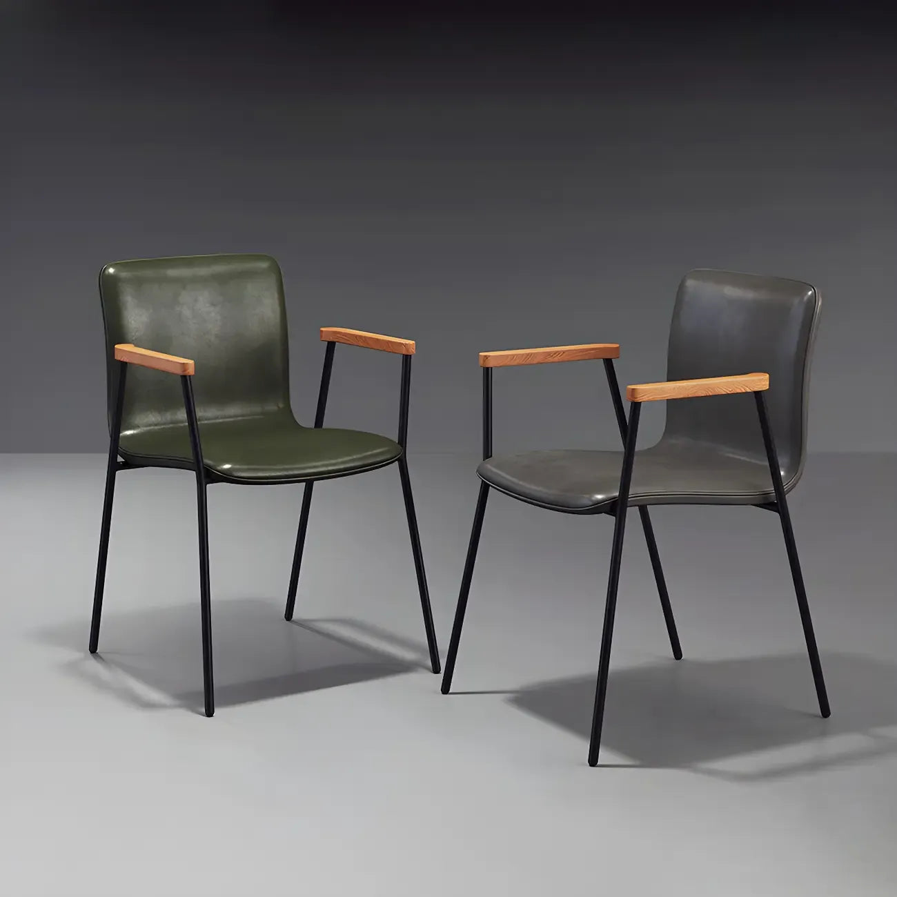 Chaise de salle à manger en cuir avec pieds en métal, accoudoirs et dossier.
