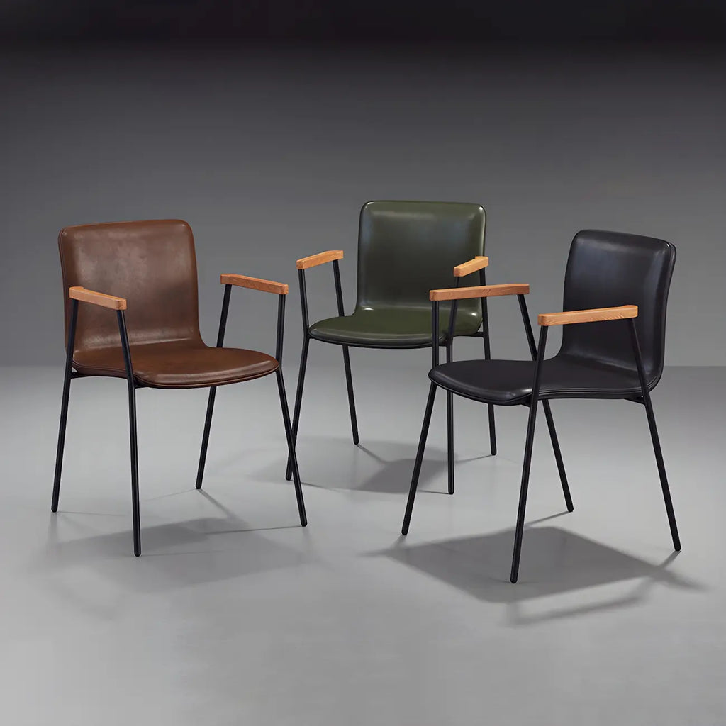 Chaise de salle à manger en cuir avec pieds en métal, accoudoirs et dossier.