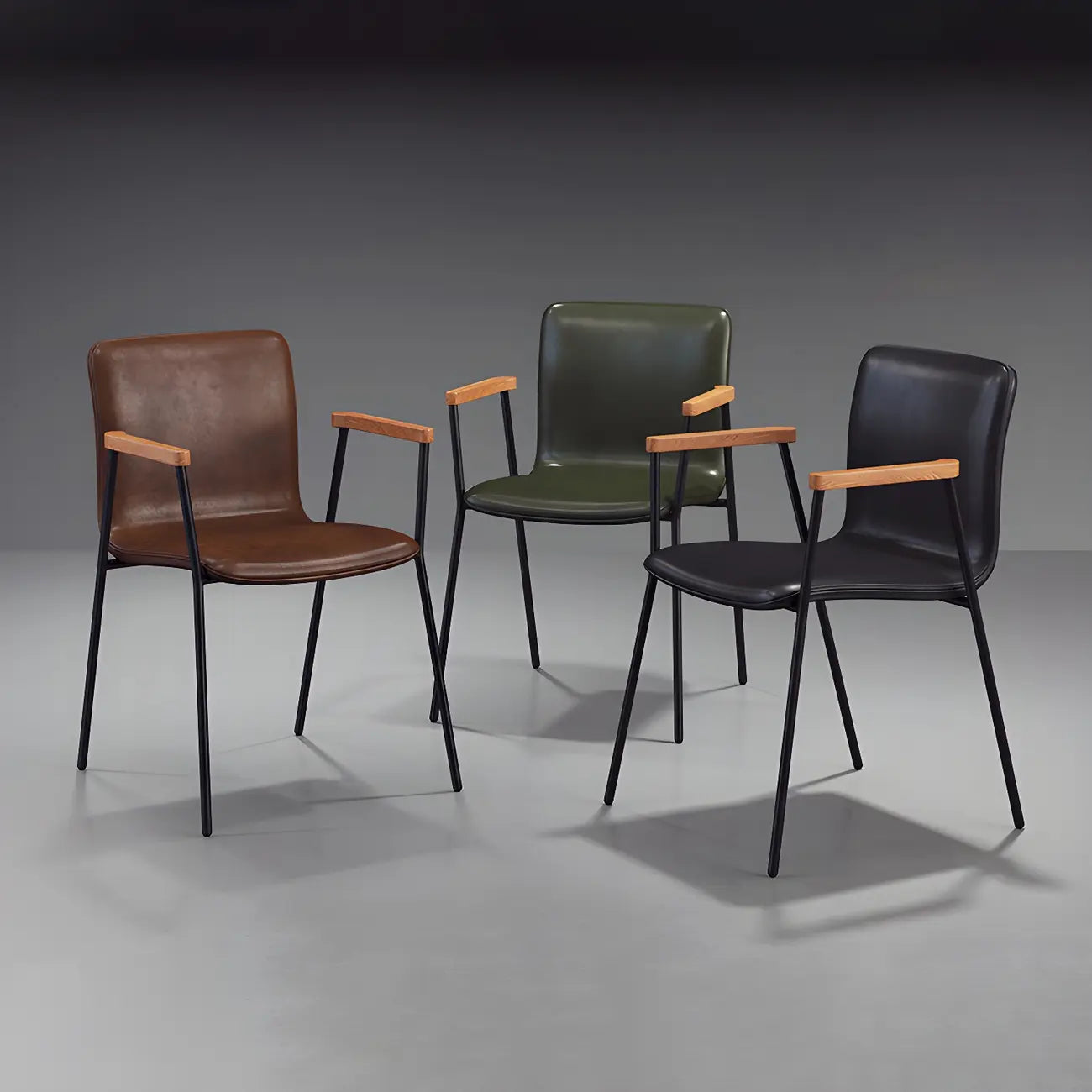 Chaise de salle à manger en cuir avec pieds en métal, accoudoirs et dossier.