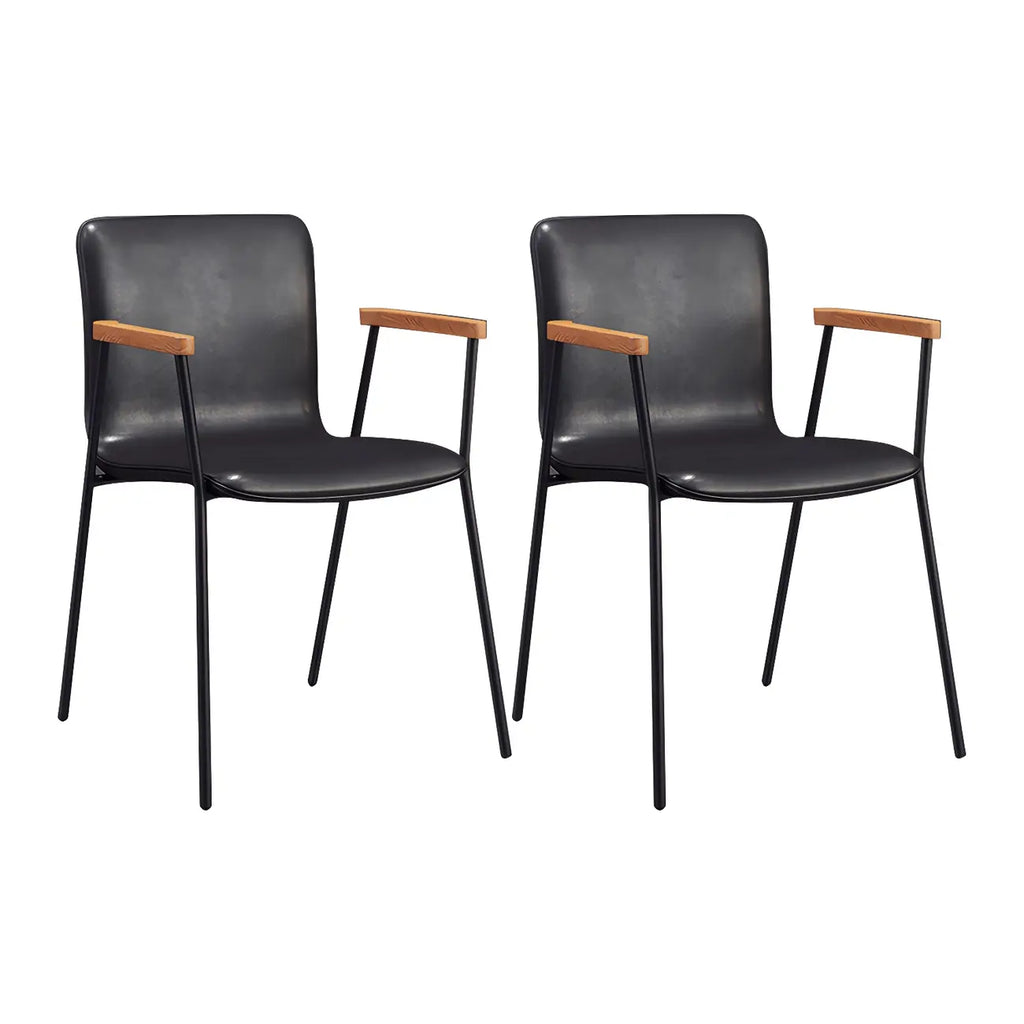 Chaise de salle à manger en cuir avec pieds en métal, accoudoirs et dossier.