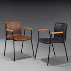 Chaise de salle à manger en cuir avec pieds en métal, accoudoirs et dossier.