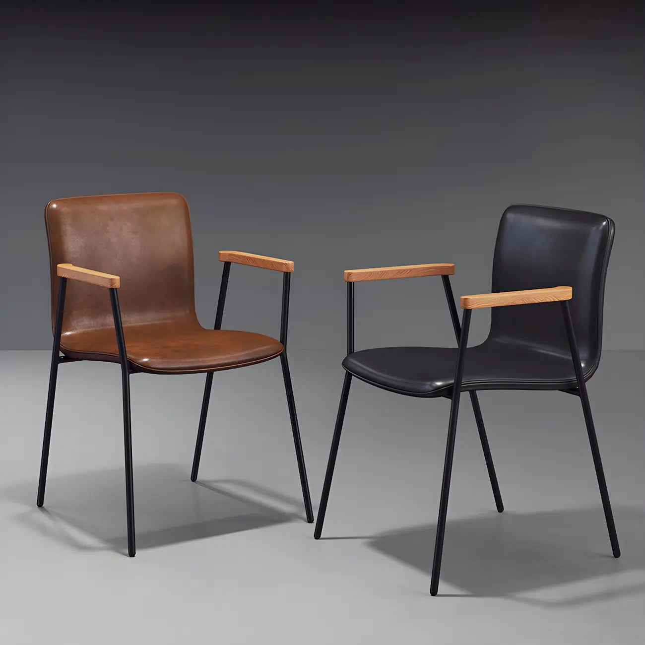 Chaise de salle à manger en cuir avec pieds en métal, accoudoirs et dossier.