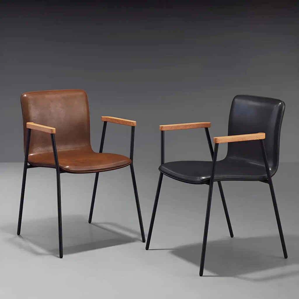 Chaise de salle à manger en cuir avec pieds en métal, accoudoirs et dossier.