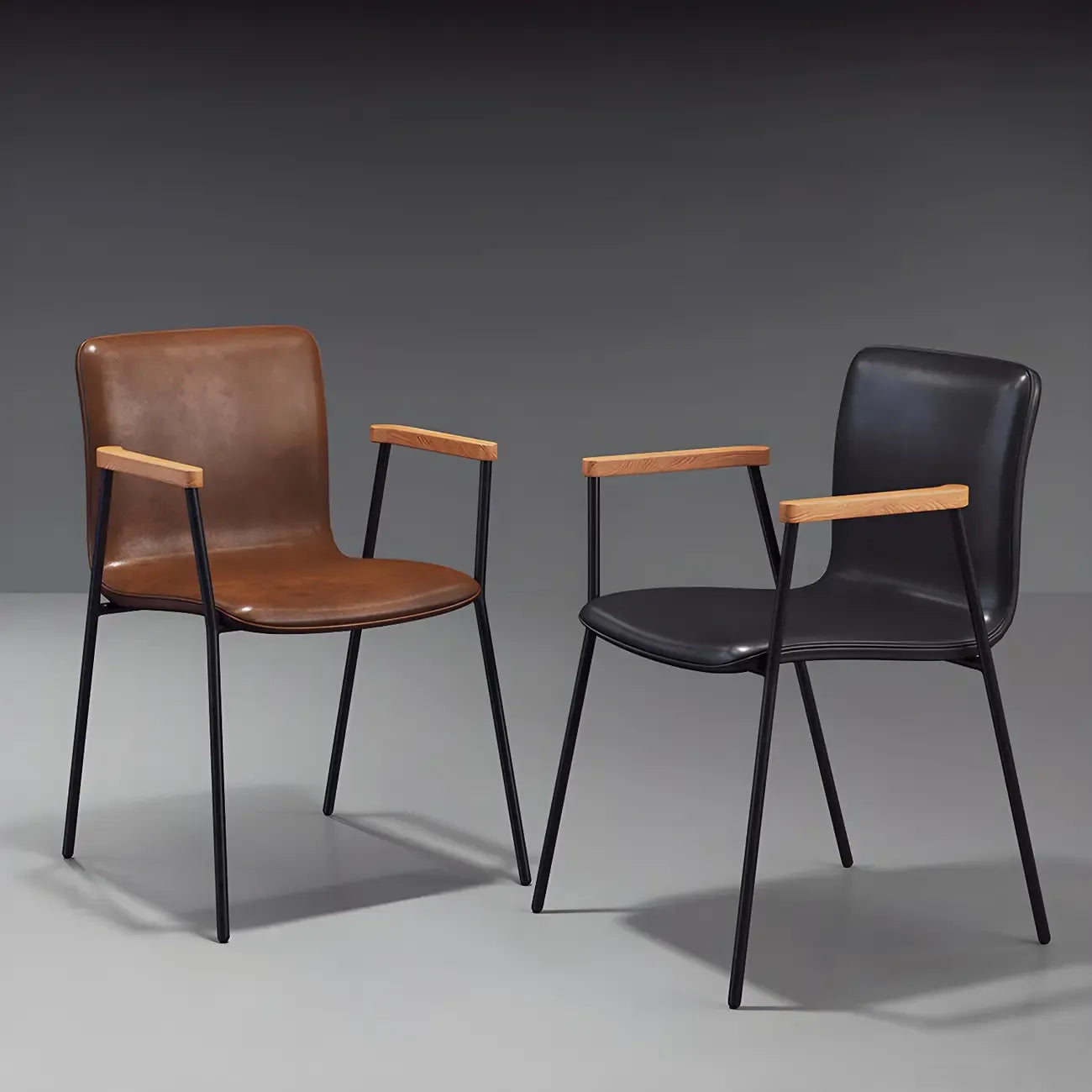 Chaise de salle à manger en cuir avec pieds en métal, accoudoirs et dossier.