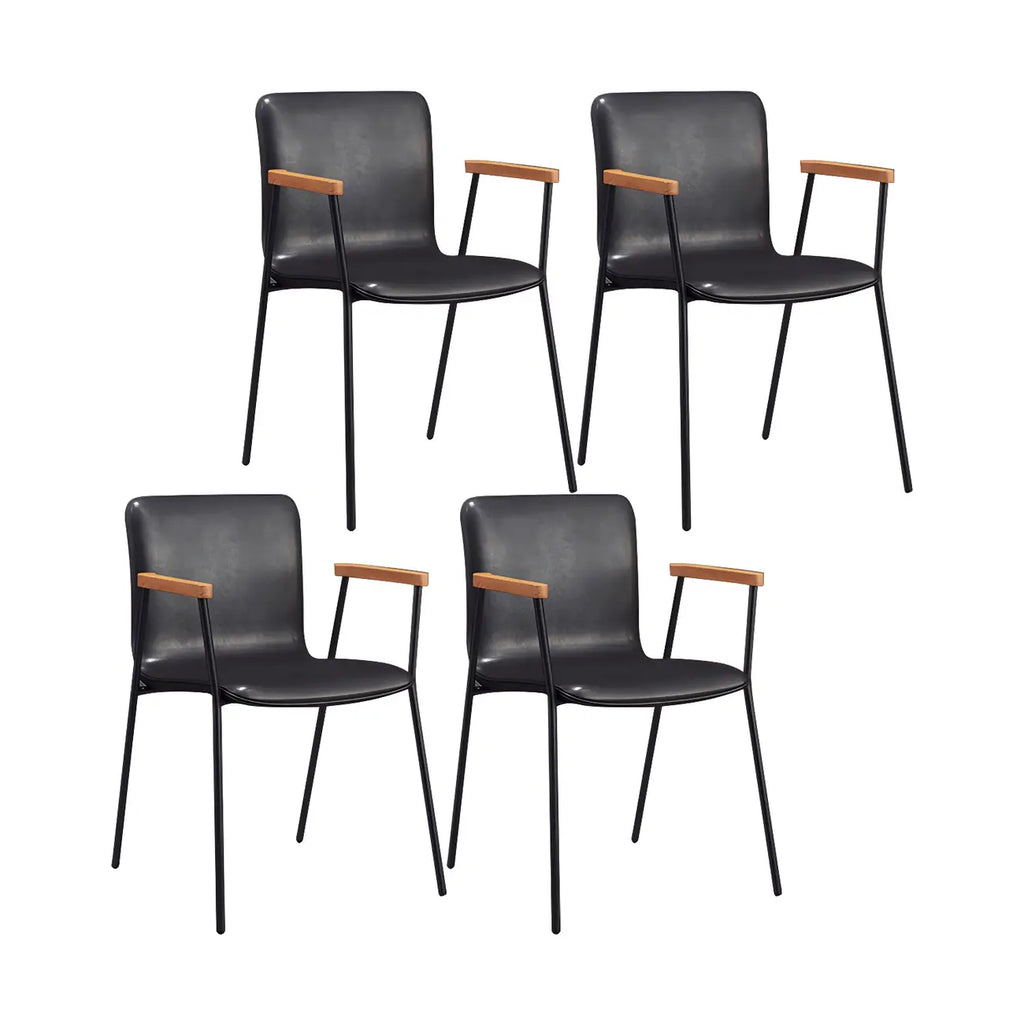 Chaise de salle à manger en cuir avec pieds en métal, accoudoirs et dossier.