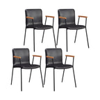 Chaise de salle à manger en cuir avec pieds en métal, accoudoirs et dossier.