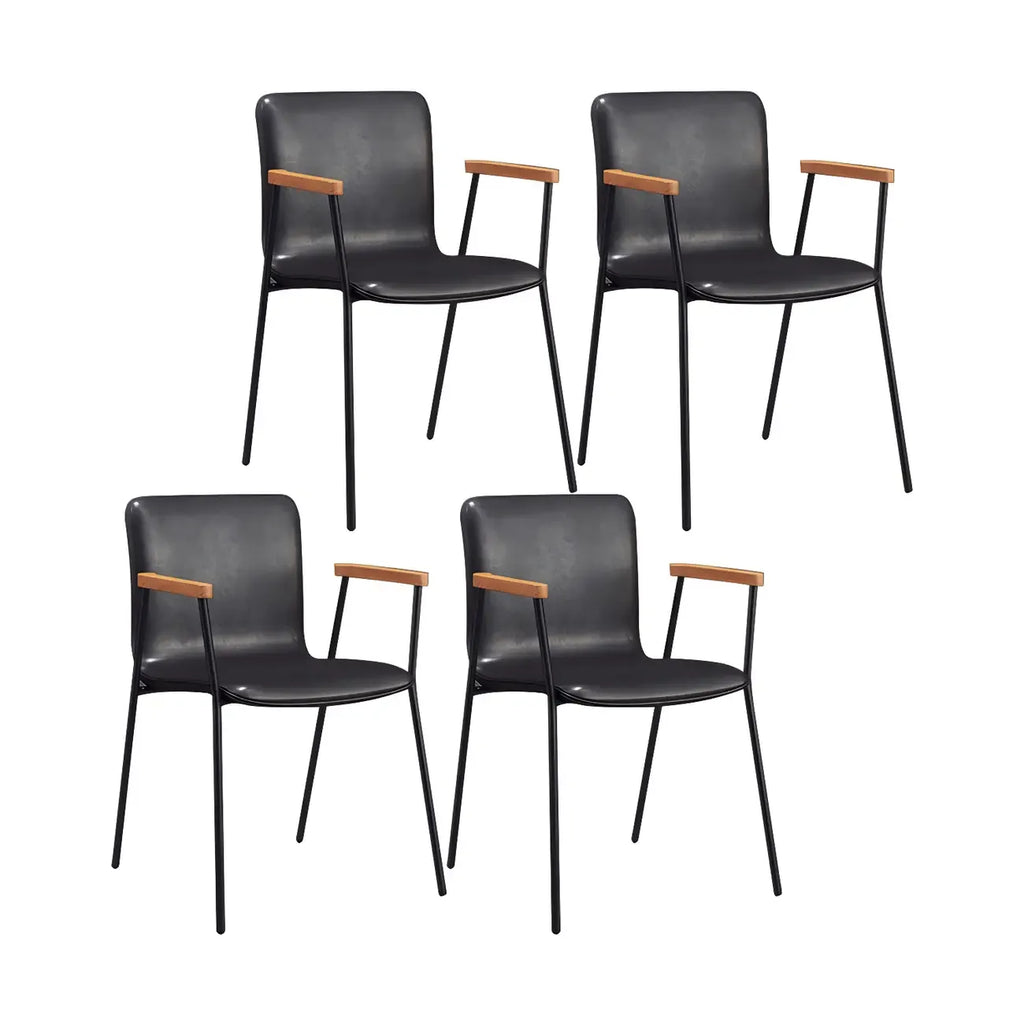Chaise de salle à manger en cuir avec pieds en métal, accoudoirs et dossier.