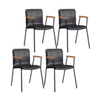 Chaise de salle à manger en cuir avec pieds en métal, accoudoirs et dossier.