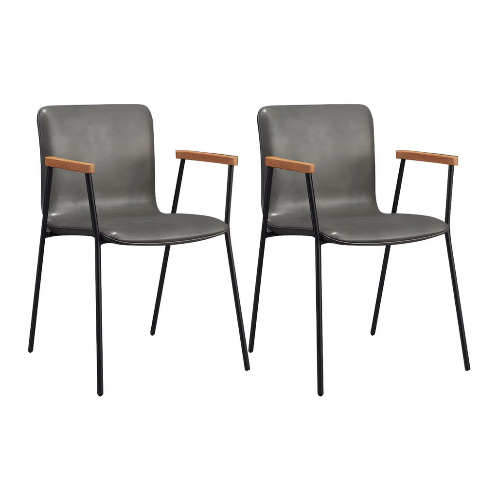 Chaise de salle à manger en cuir avec pieds en métal, accoudoirs et dossier.
