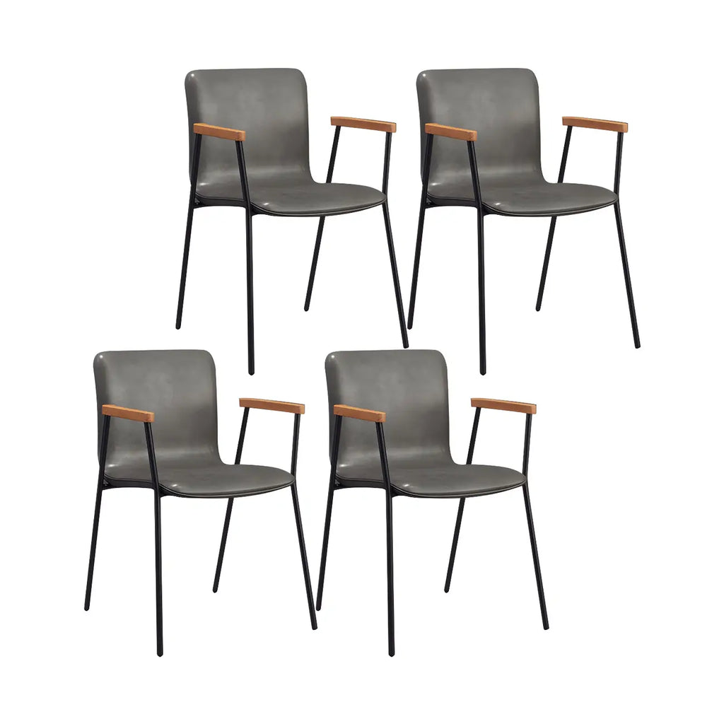 Chaise de salle à manger en cuir avec pieds en métal, accoudoirs et dossier.