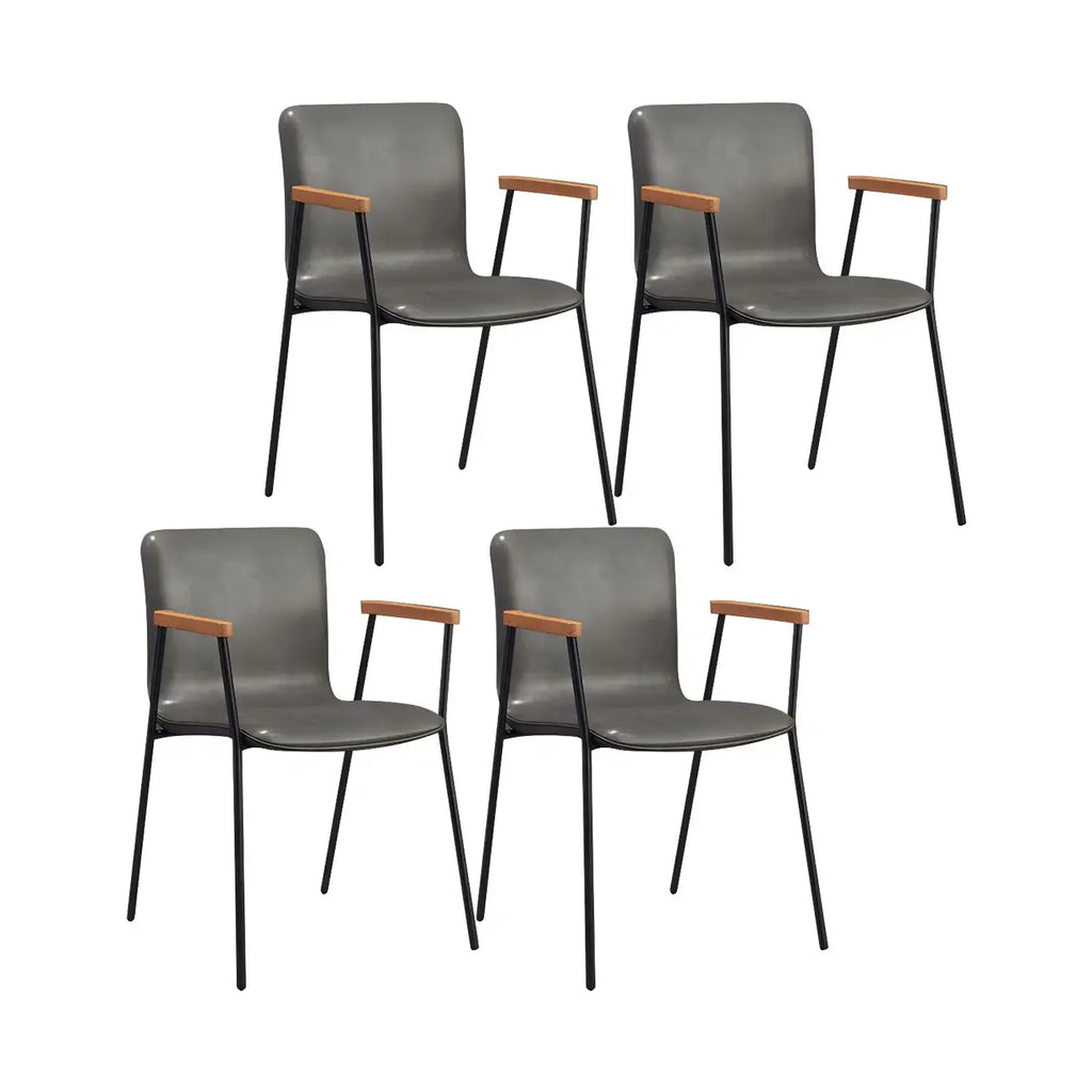Chaise de salle à manger en cuir avec pieds en métal, accoudoirs et dossier.