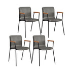 Chaise de salle à manger en cuir avec pieds en métal, accoudoirs et dossier.