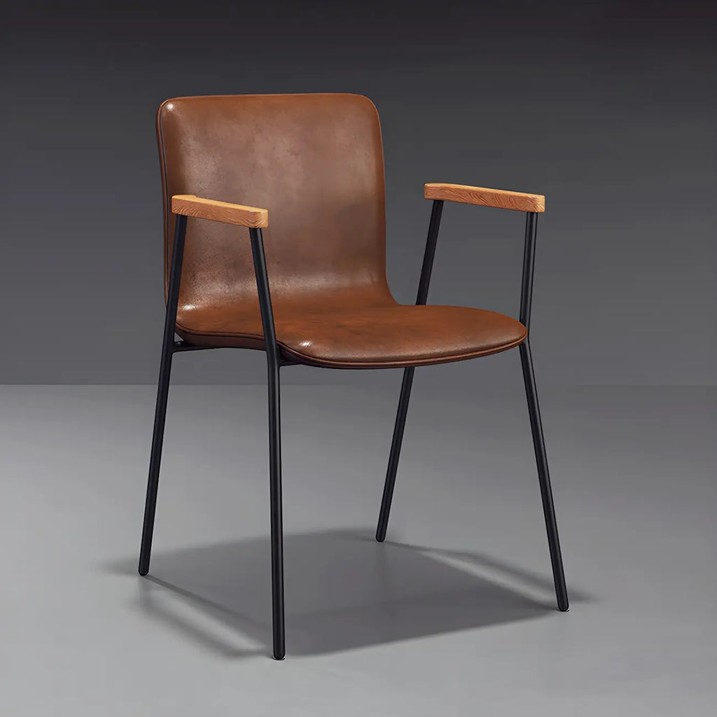Chaise de salle à manger en cuir avec pieds en métal, accoudoirs et dossier.