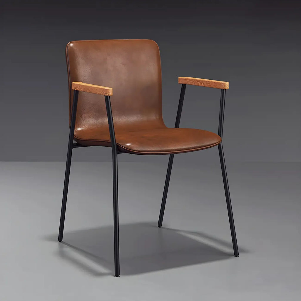 Chaise de salle à manger en cuir avec pieds en métal, accoudoirs et dossier.