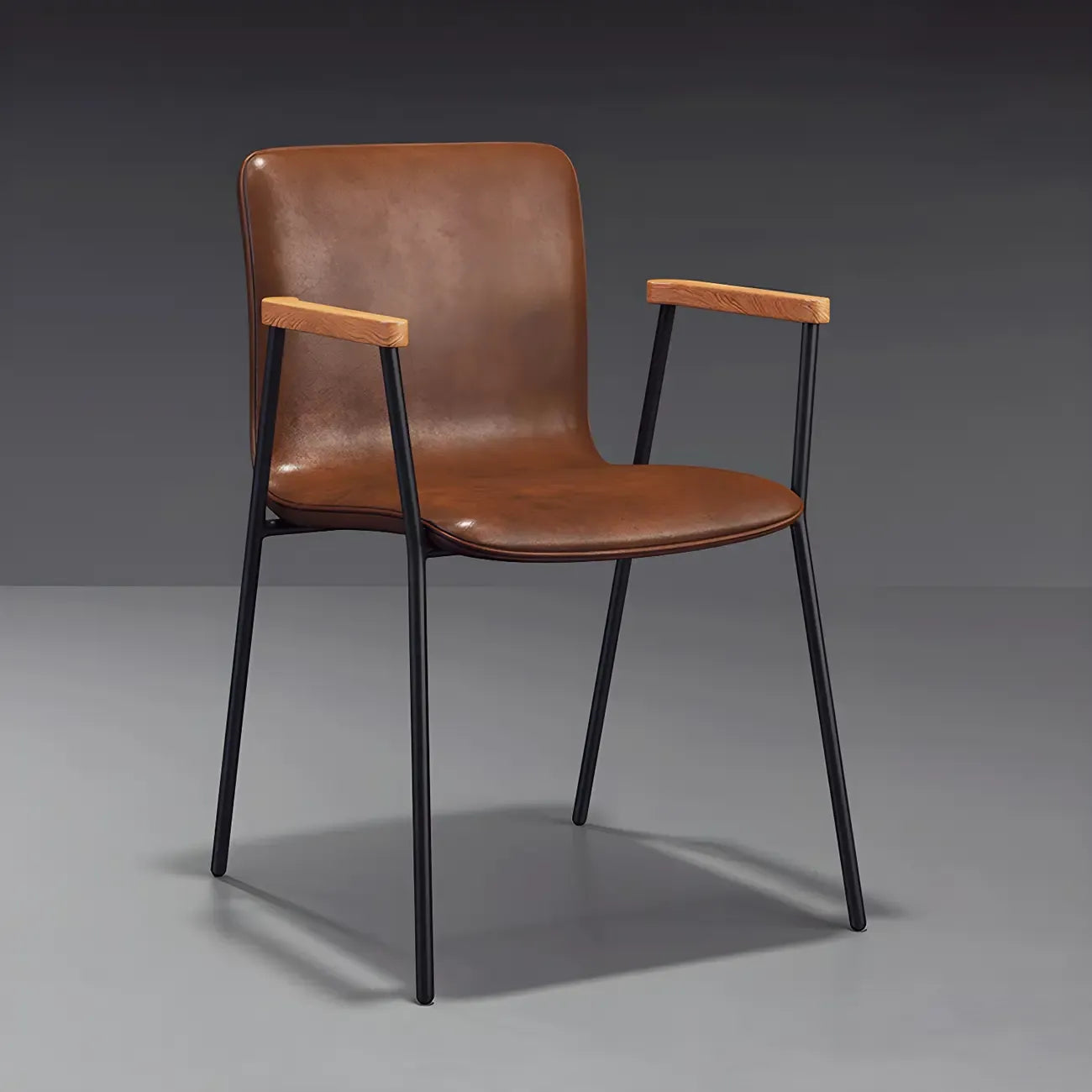 Chaise de salle à manger en cuir avec pieds en métal, accoudoirs et dossier.