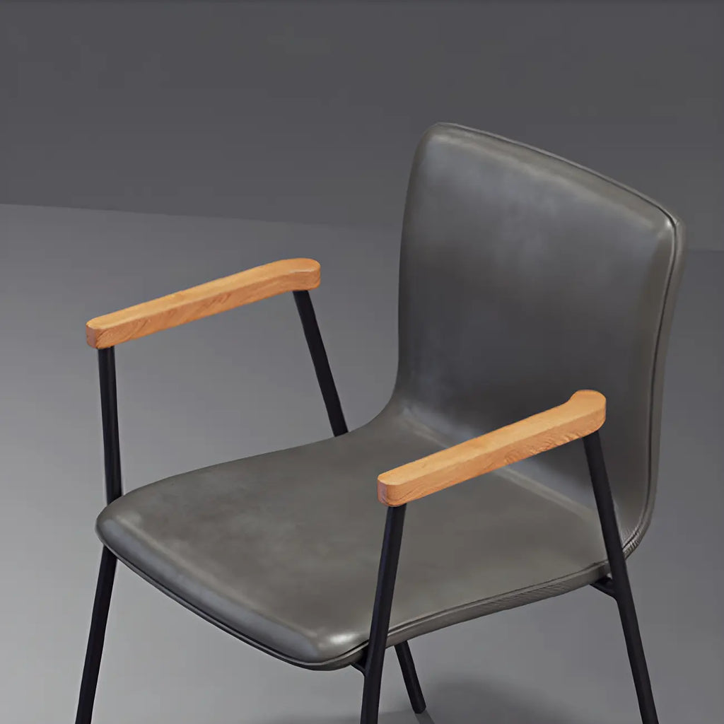 Chaise de salle à manger en cuir avec pieds en métal, accoudoirs et dossier.