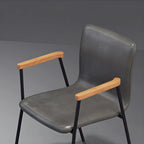 Chaise de salle à manger en cuir avec pieds en métal, accoudoirs et dossier.