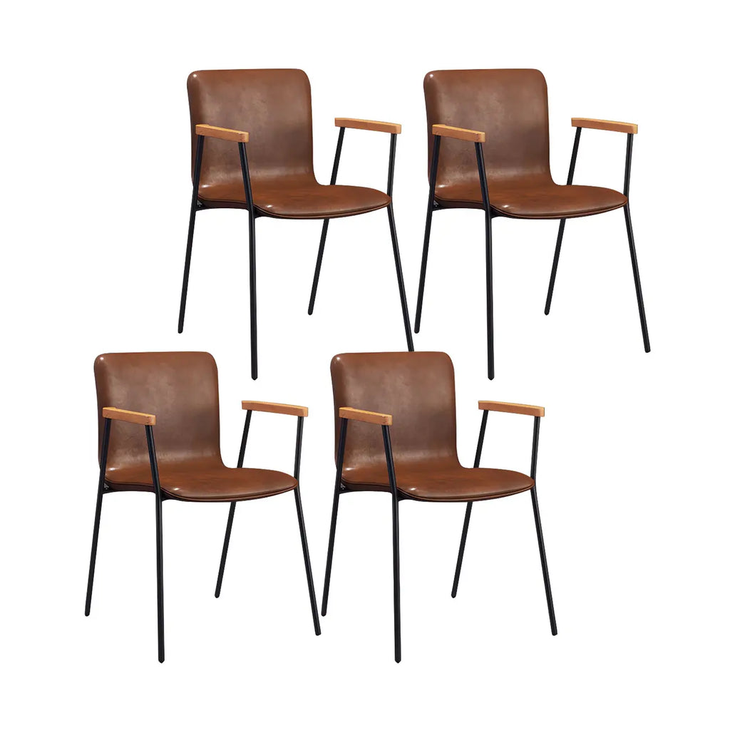 Chaise de salle à manger en cuir avec pieds en métal, accoudoirs et dossier.