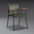Chaise de salle à manger en cuir avec pieds en métal, accoudoirs et dossier.