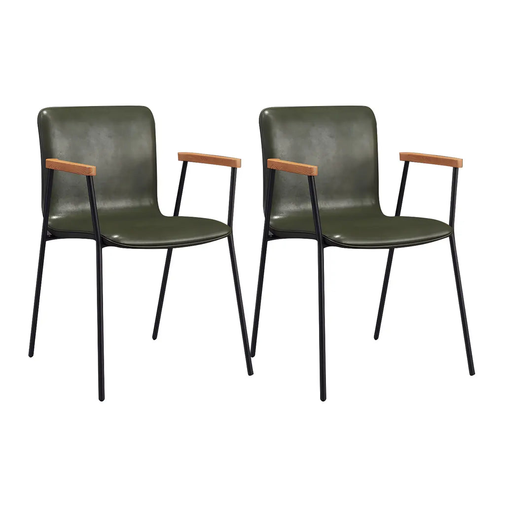 Chaise de salle à manger en cuir avec pieds en métal, accoudoirs et dossier.