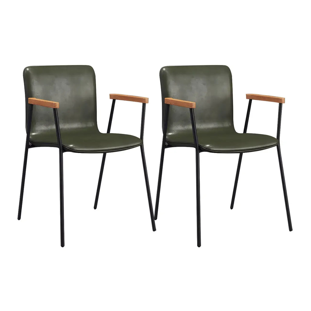 Chaise de salle à manger en cuir avec pieds en métal, accoudoirs et dossier.