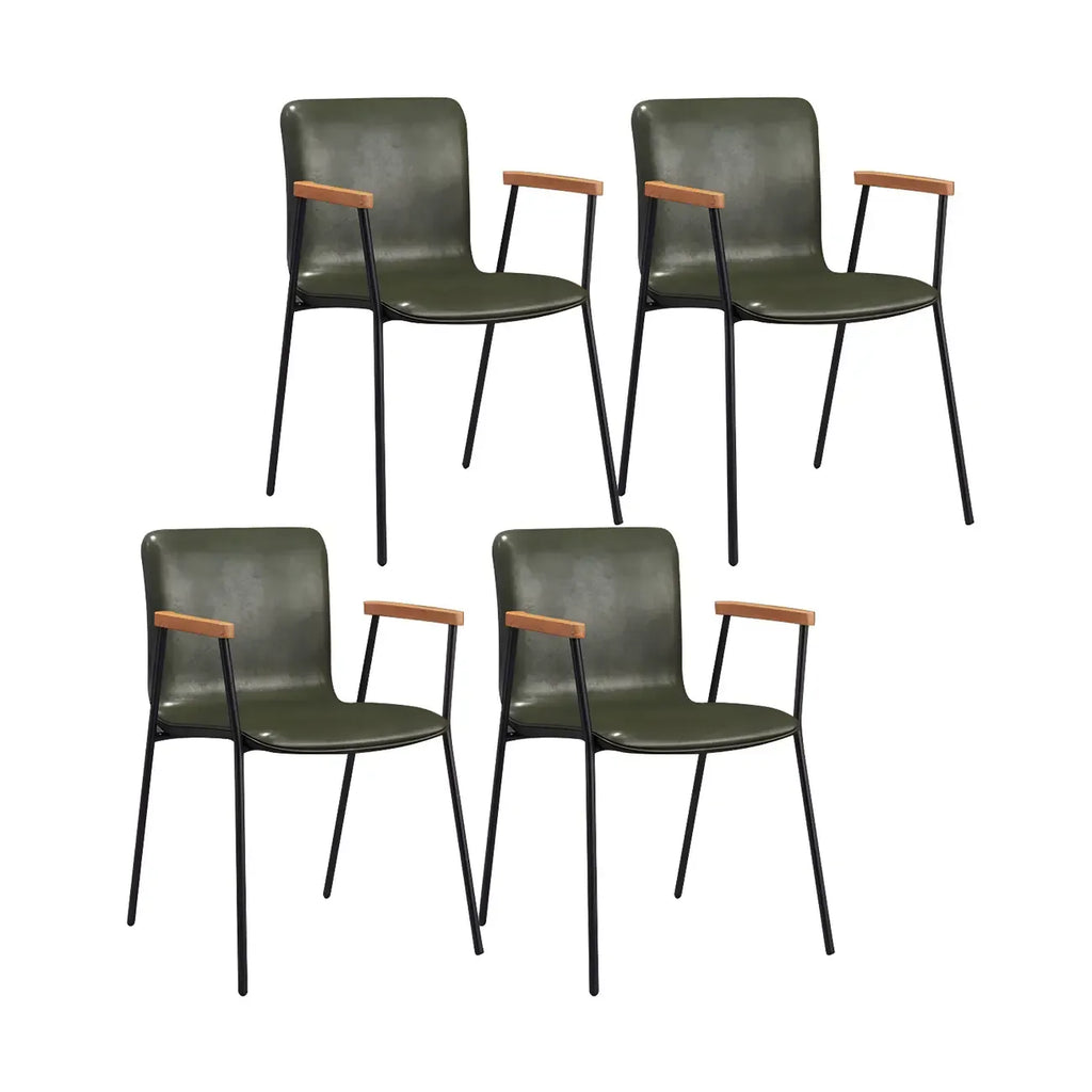 Chaise de salle à manger en cuir avec pieds en métal, accoudoirs et dossier.