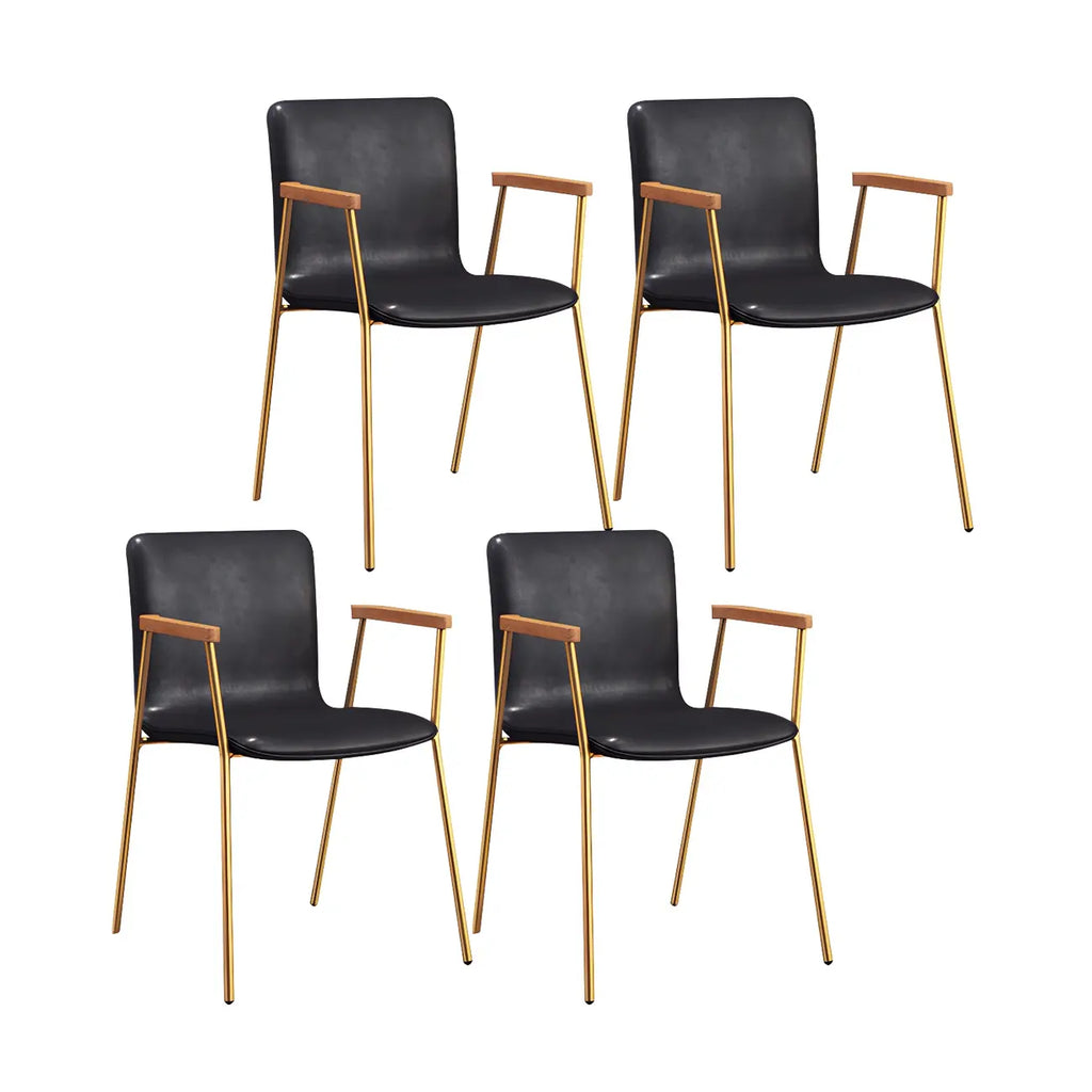 Chaise de salle à manger en cuir avec pieds en métal, accoudoirs et dossier.