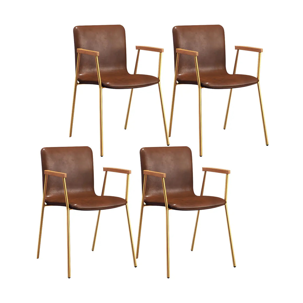 Chaise de salle à manger en cuir avec pieds en métal, accoudoirs et dossier.