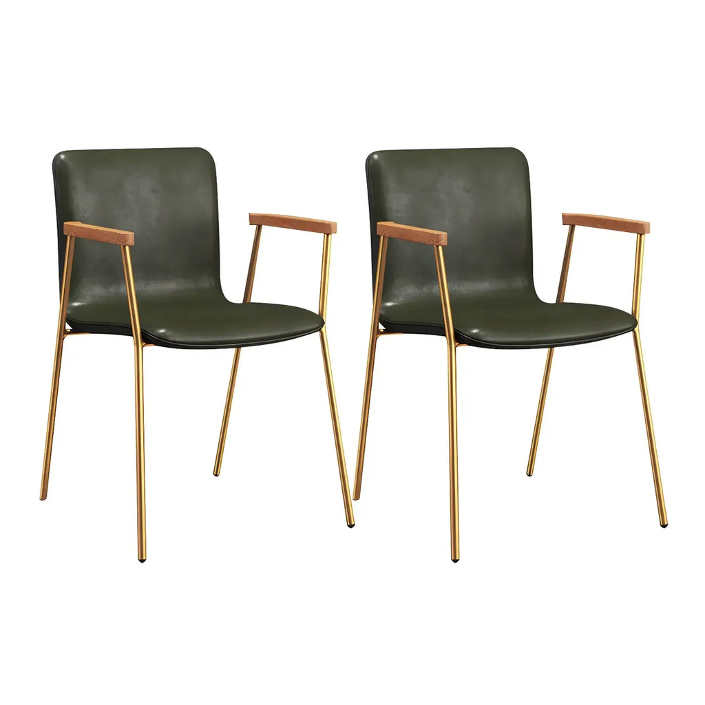 Chaise de salle à manger en cuir avec pieds en métal, accoudoirs et dossier.