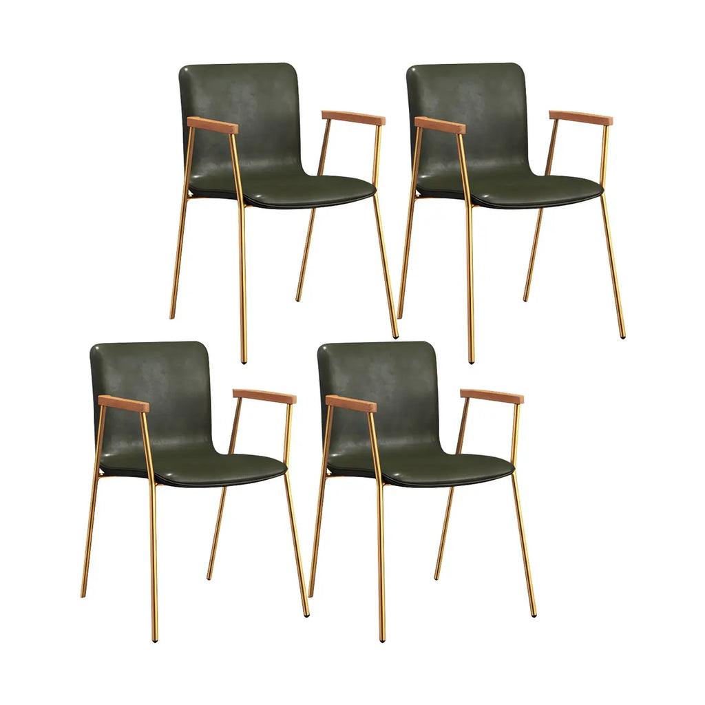Chaise de salle à manger en cuir avec pieds en métal, accoudoirs et dossier.