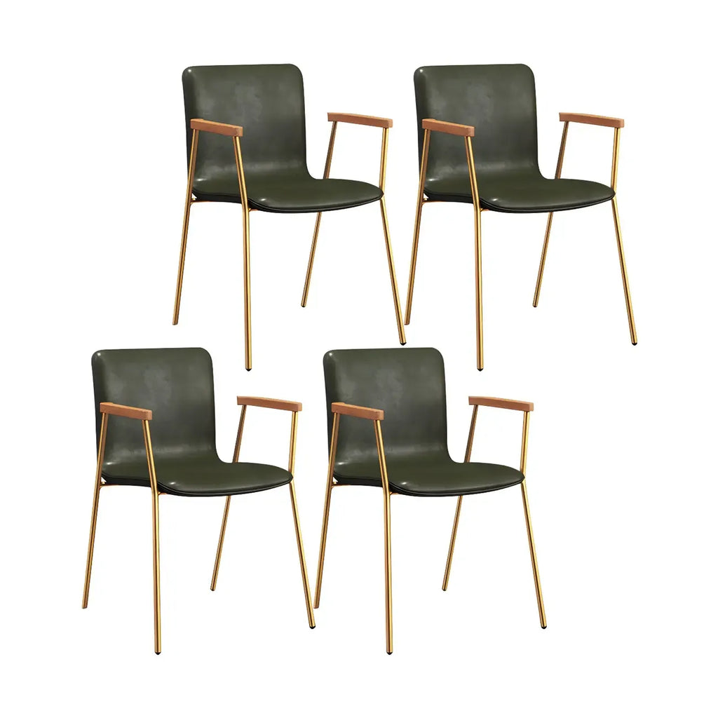 Chaise de salle à manger en cuir avec pieds en métal, accoudoirs et dossier.
