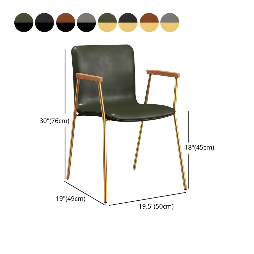 Chaise de salle à manger en cuir avec pieds en métal, accoudoirs et dossier.