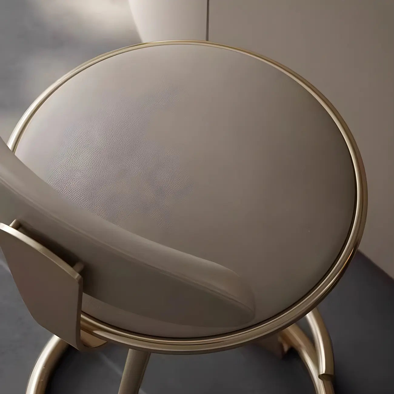 Tabouret de bar luxueux avec structure en métal doré et élégant cuir beige