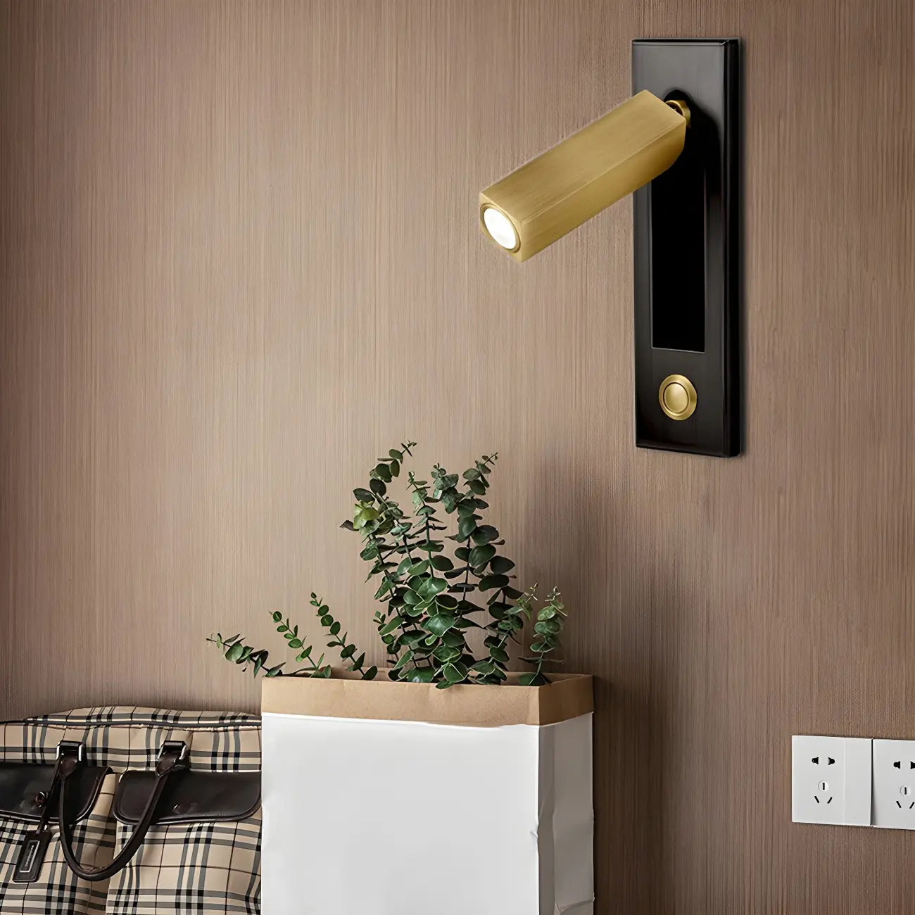 Applique murale moderne en métal avec LED et interrupteur, idéale pour la lecture dans la chambre.