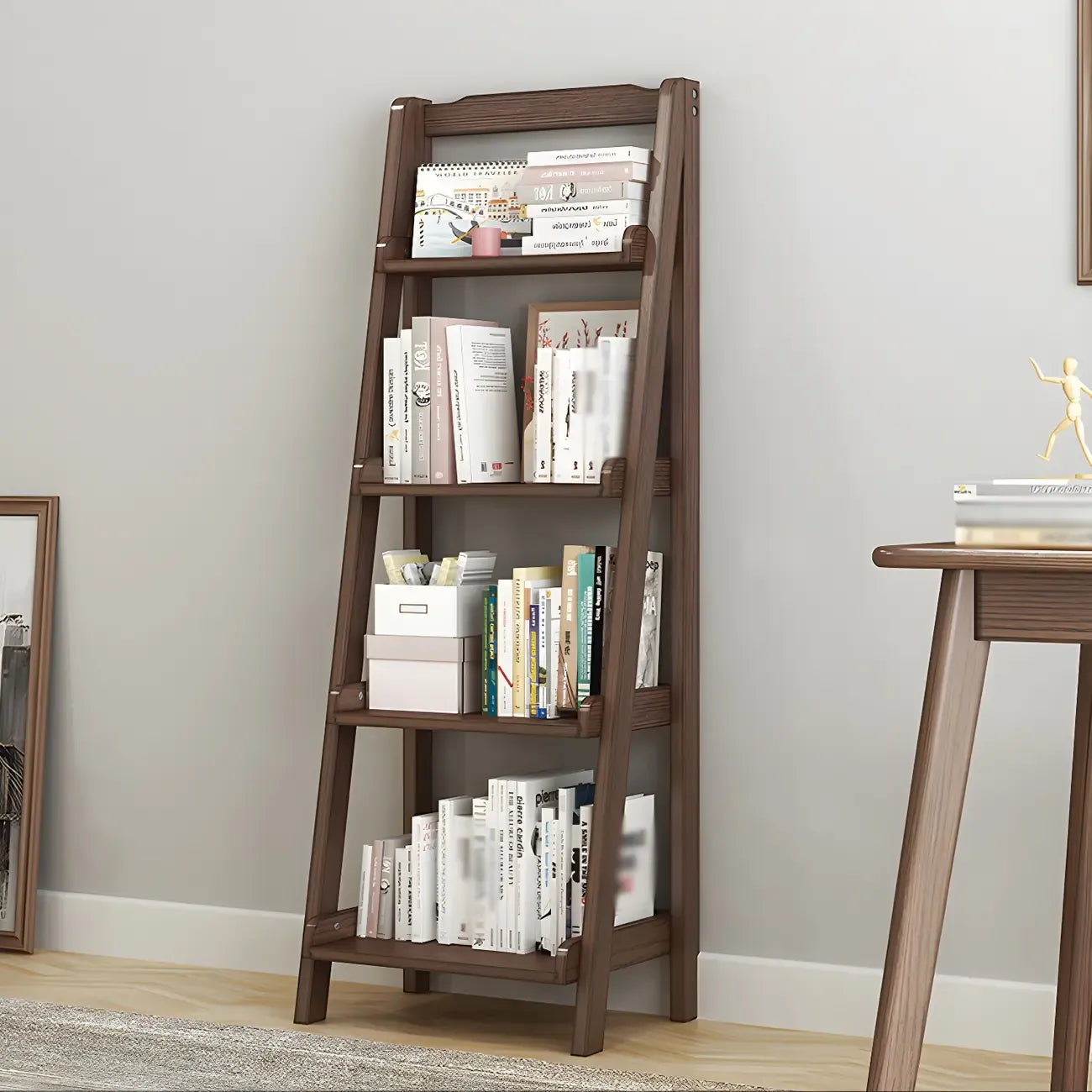 Bibliothèque minimaliste en bois avec échelle et rangement, couleur noyer