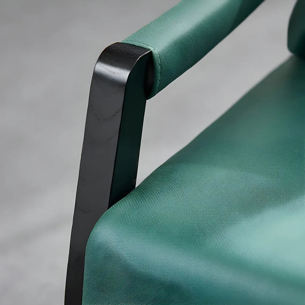 Fauteuil lounge moderne en similicuir avec dossier coussin