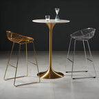 Table de bar ronde et haute de style bistro, avec pied central.