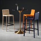 Table de bar ronde et haute de style bistro, avec pied central.