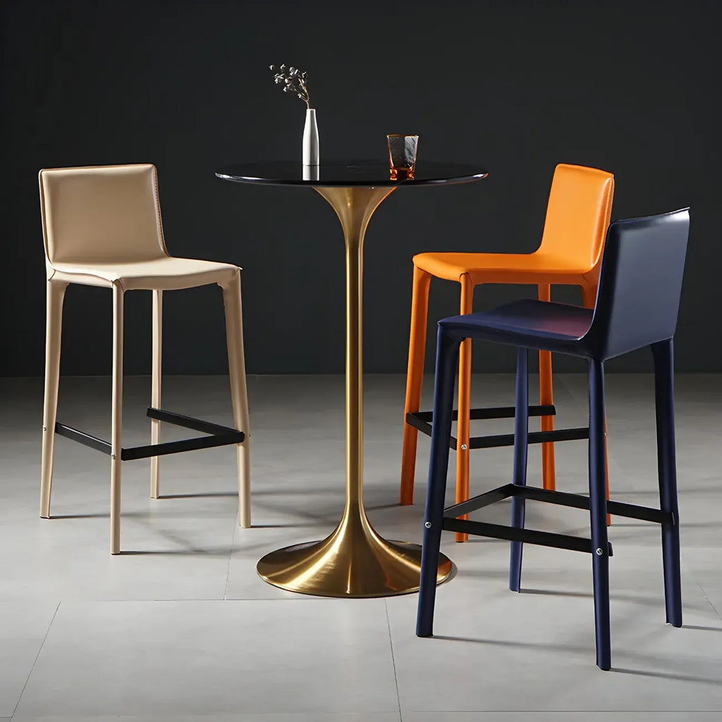Table de bar ronde et haute de style bistro, avec pied central.