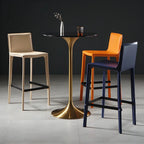 Table de bar ronde et haute de style bistro, avec pied central.