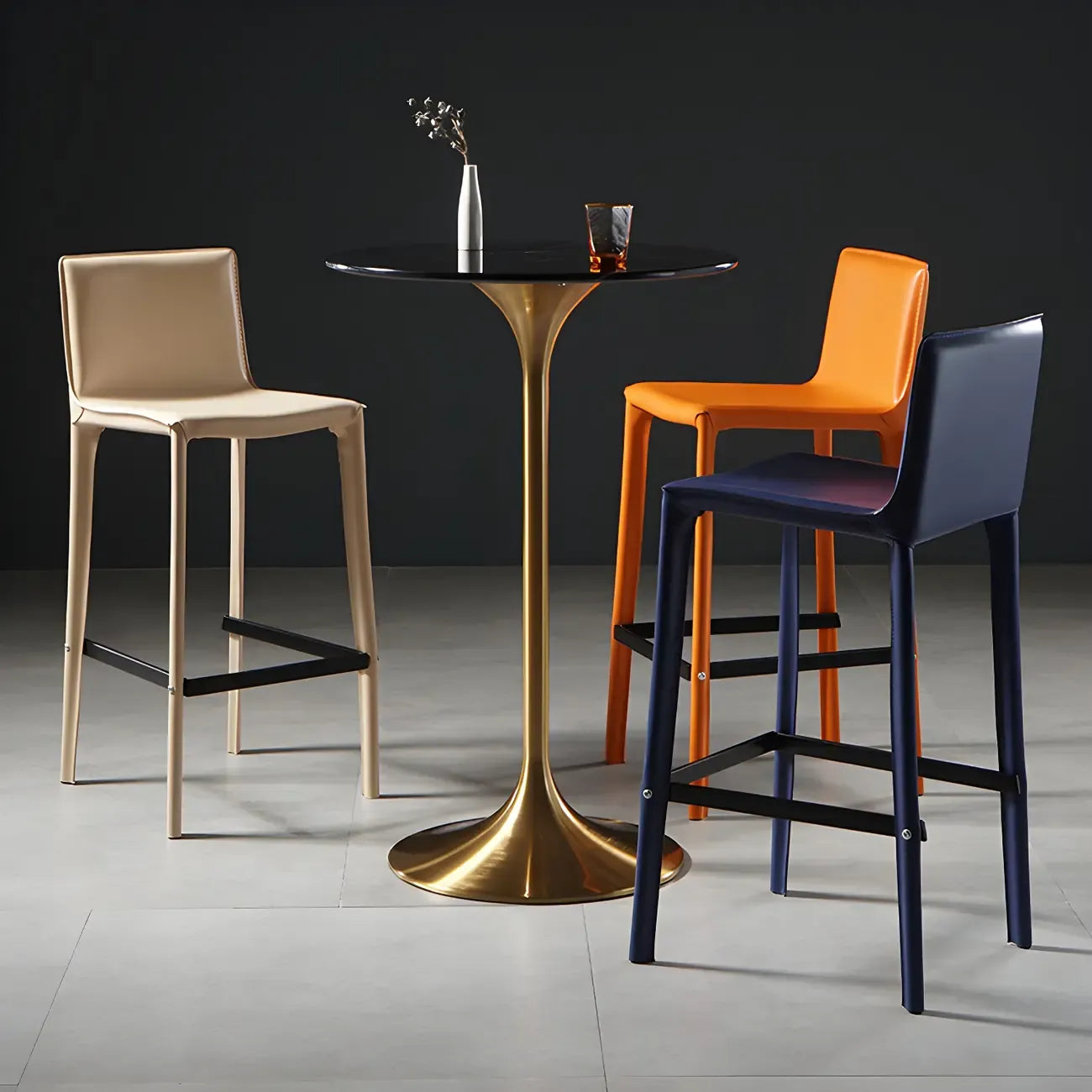Table de bar ronde et haute de style bistro, avec pied central.