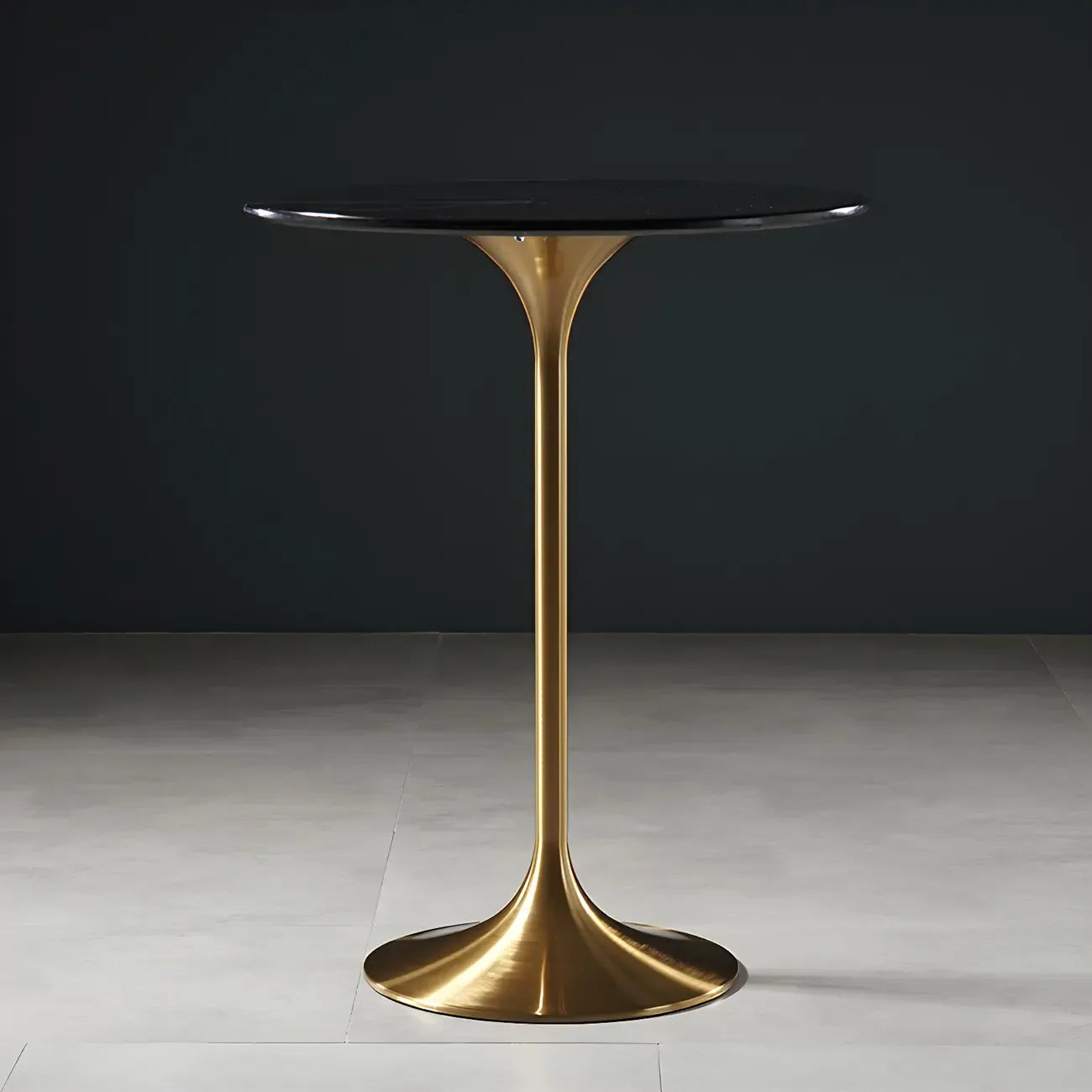 Table de bar ronde et haute de style bistro, avec pied central.