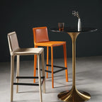Table de bar ronde et haute de style bistro, avec pied central.