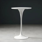 Table de bar ronde et haute de style bistro, avec pied central.